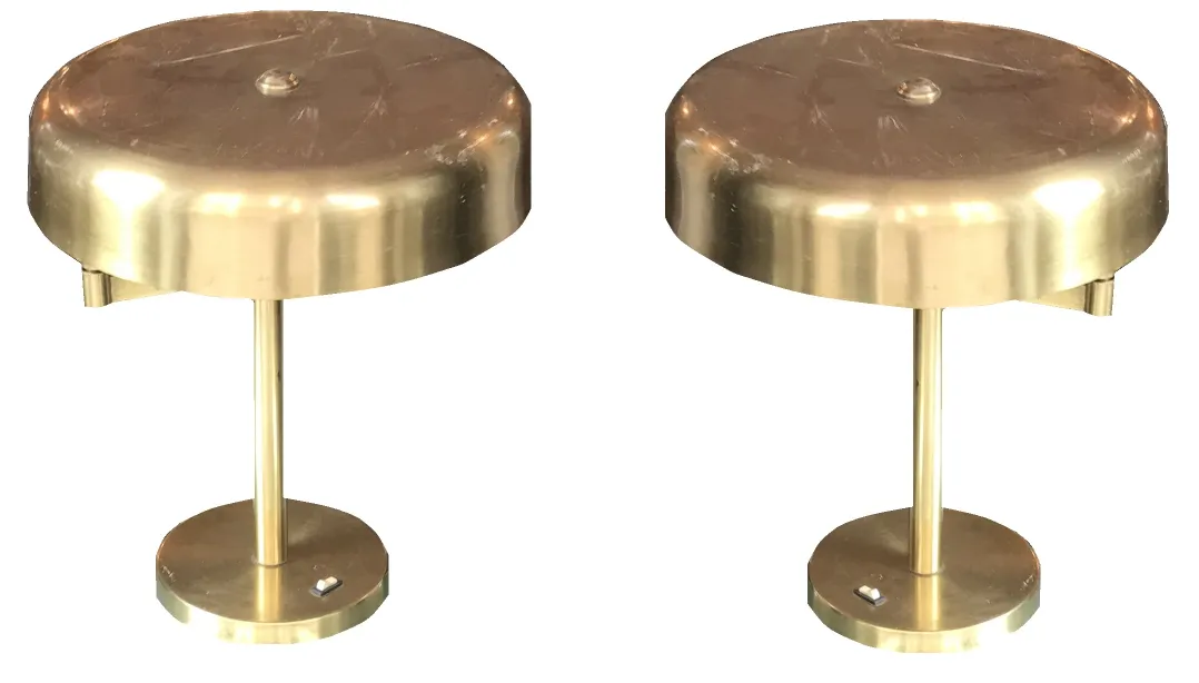 due lampade da tavolo antiche con basi lucenti e design rotondo, in un ambiente accogliente