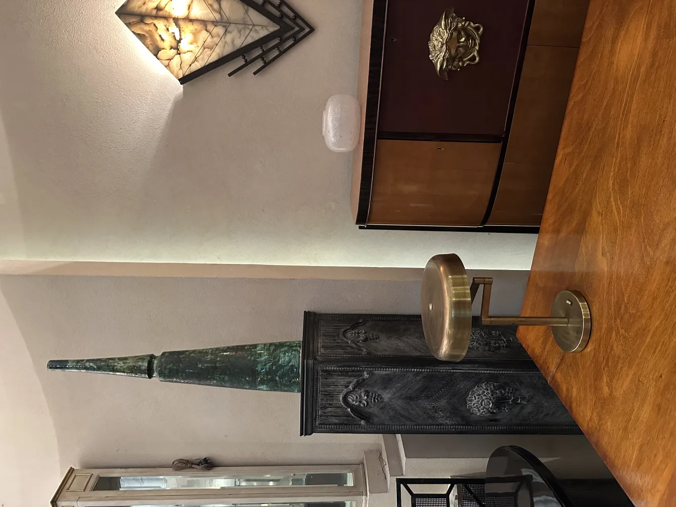 zwei antike Tischleuchten in einer stilvollen Umgebung