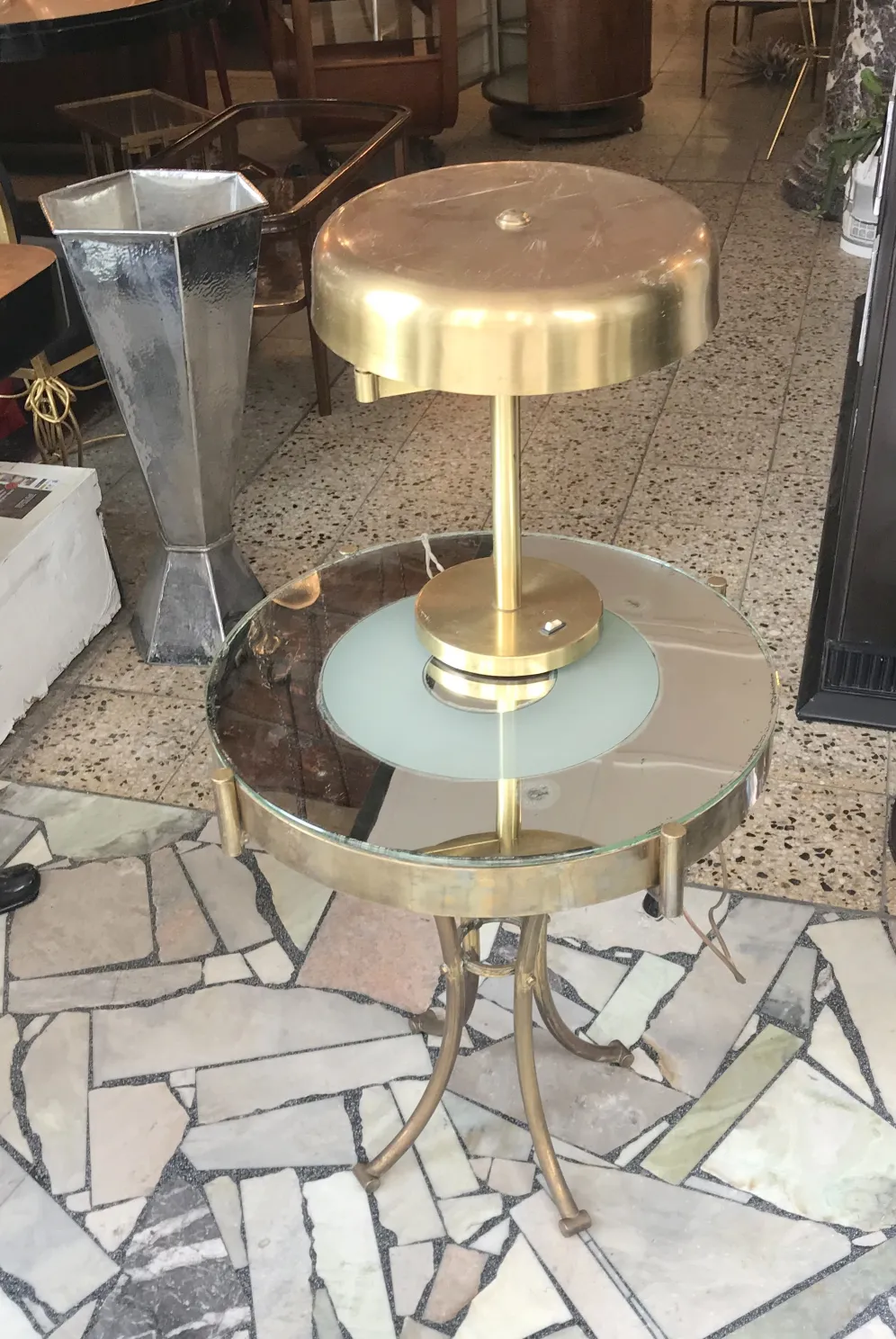 Deux lampes de table antiques avec brillance dans un cadre classique
