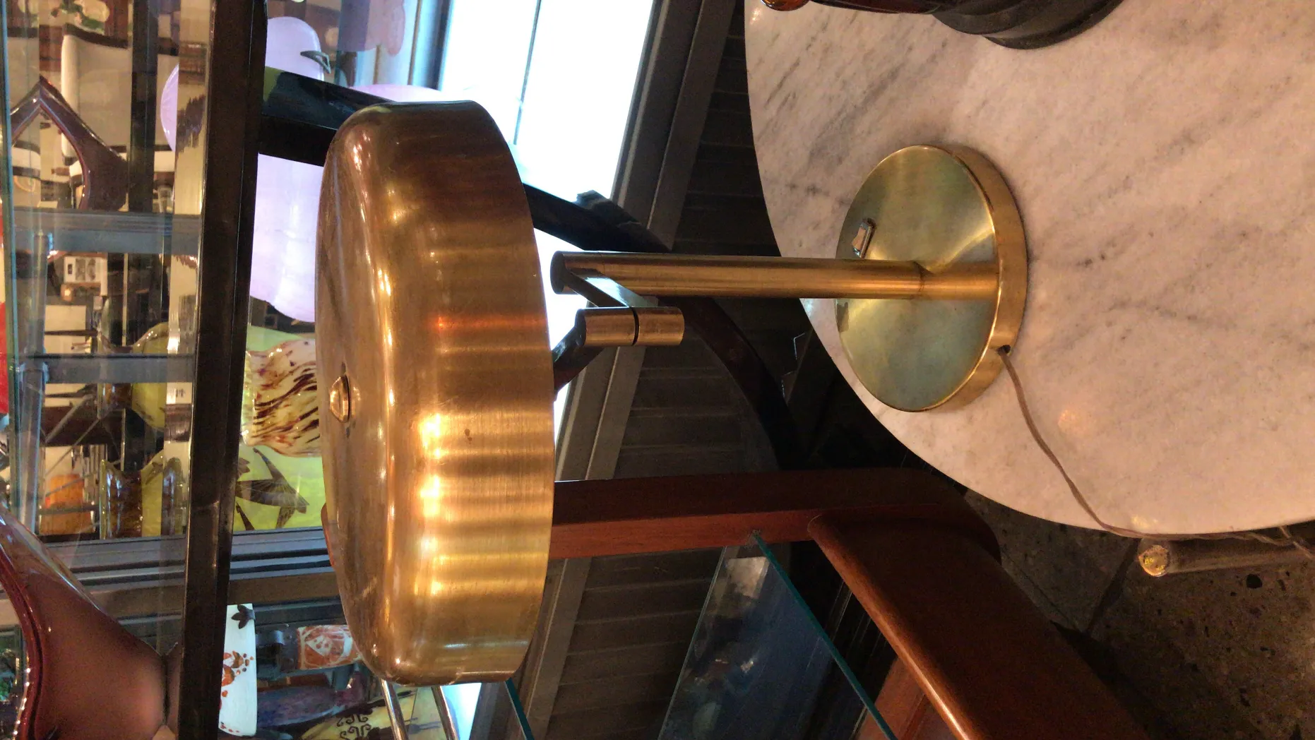 Vista di 2 lampade da tavolo antiche con base rotonda su un tavolo in marmo