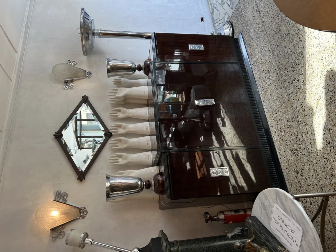 due lampade da tavolo antiche in un ambiente decorativo