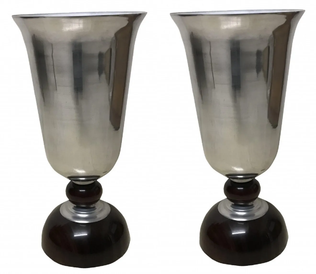 Conjunto de 2 lámparas de mesa antiguas con base estilizada, en un ambiente decorativo.