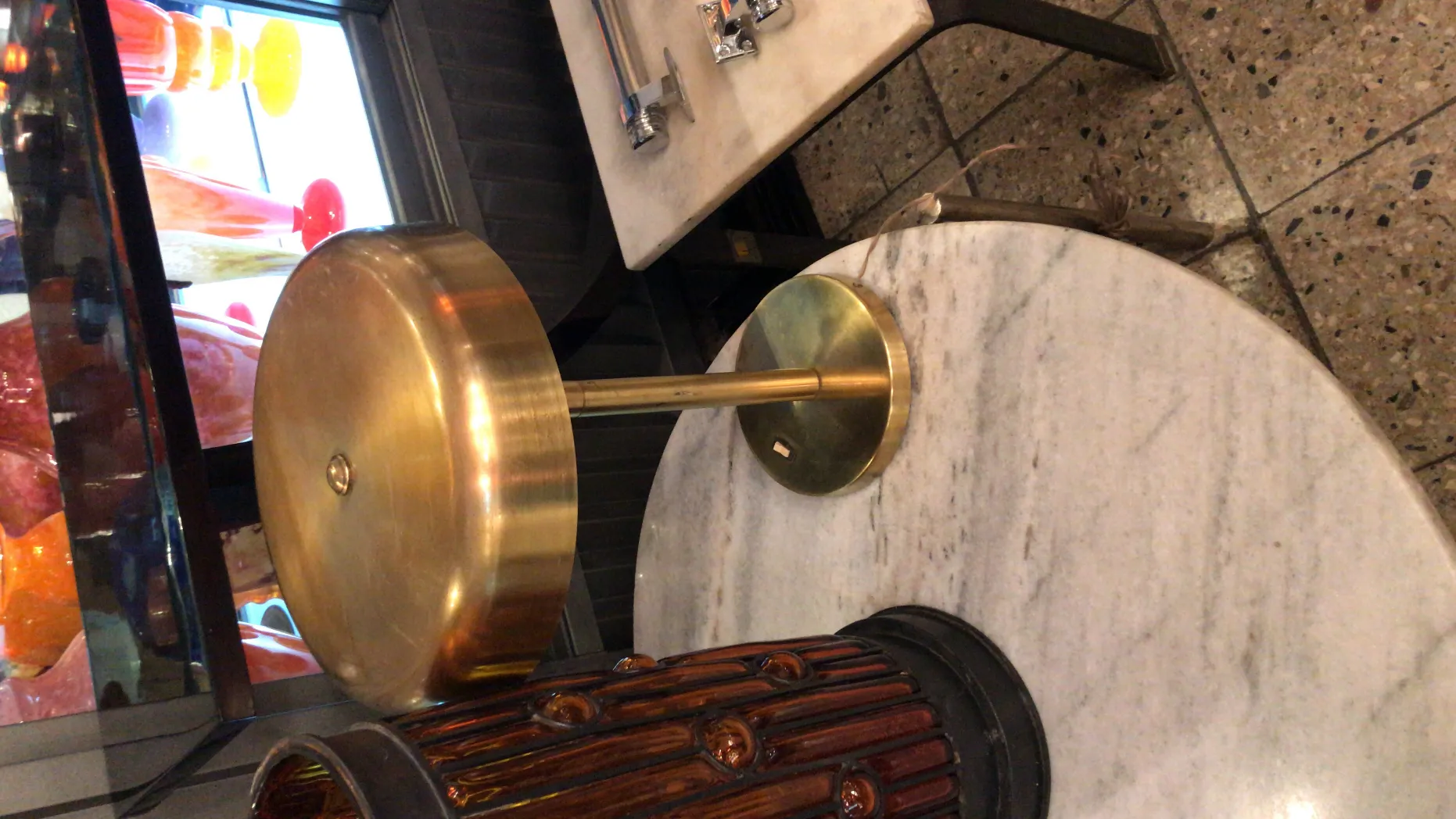 금색 받침대가 있는 고전적인 테이블 램프 세트. 현대적인 환경에서의 우아한 스타일.