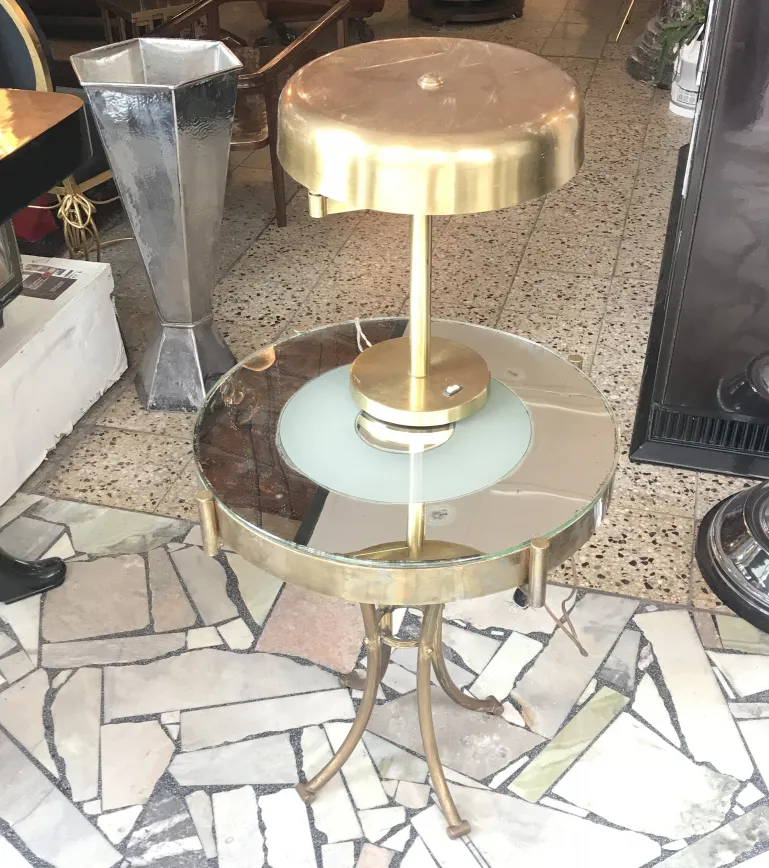 deux lampes de table anciennes avec base dorée et verre, dans un environnement chaleureux