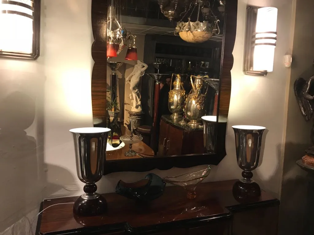 Due lampade da tavolo antiche eleganti con base scura.