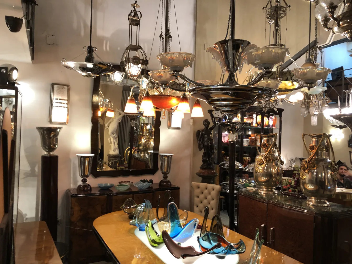 dos lámparas de mesa antiguas con estilo clásico en un ambiente elegante