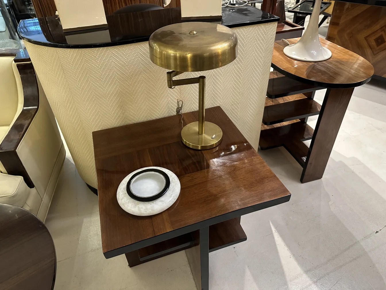 dua lampu meja antik dalam suasana elegan dan modern