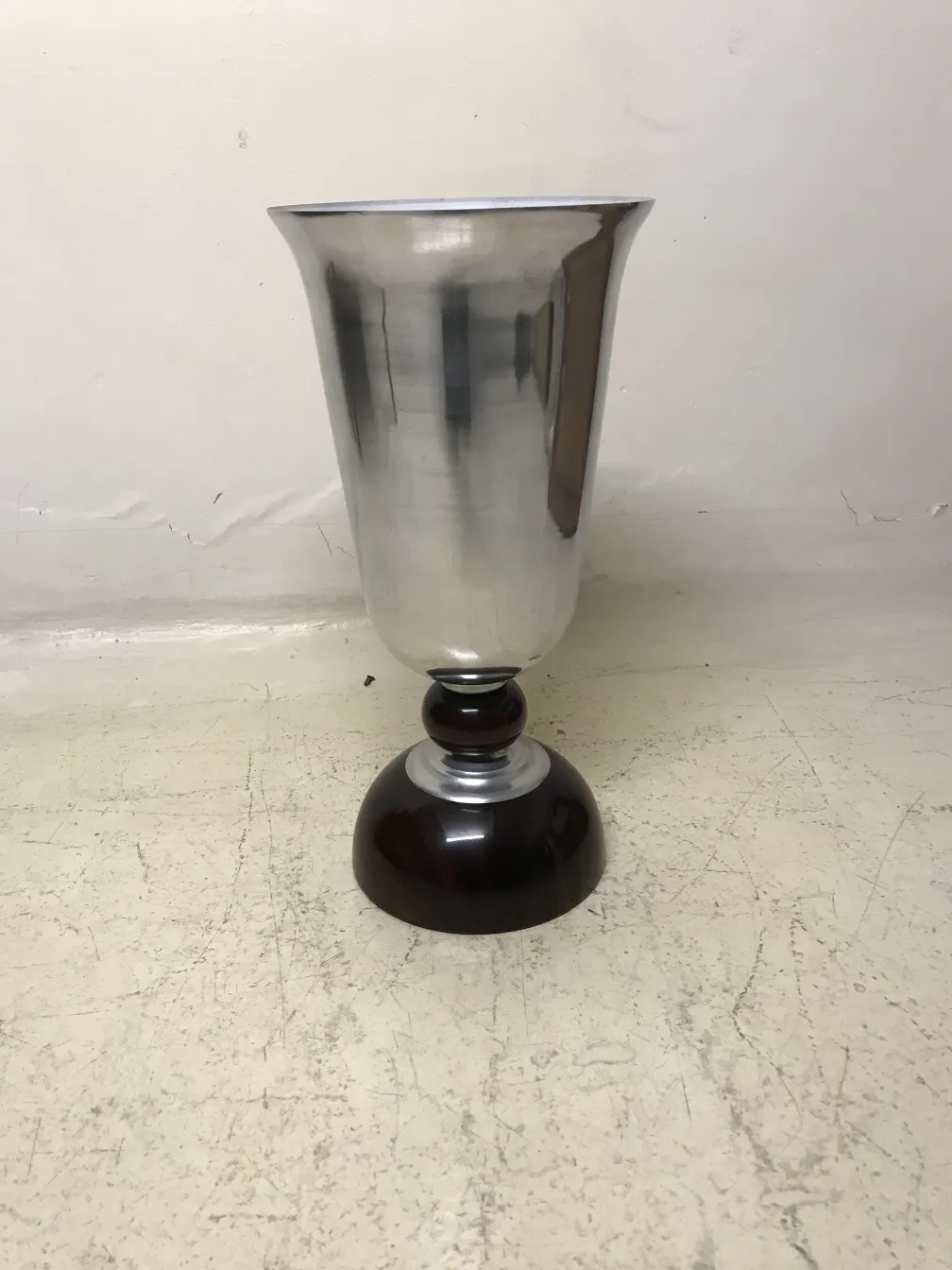 deux lampes de table anciennes avec une base noire et un design élégant dans un environnement neutre.