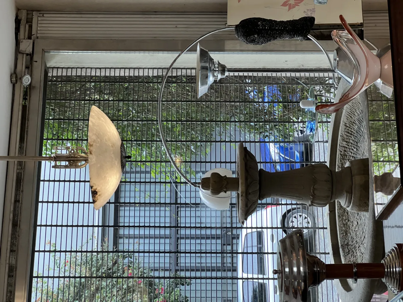 duas lampadas de mesa antigas em um ambiente decorativo