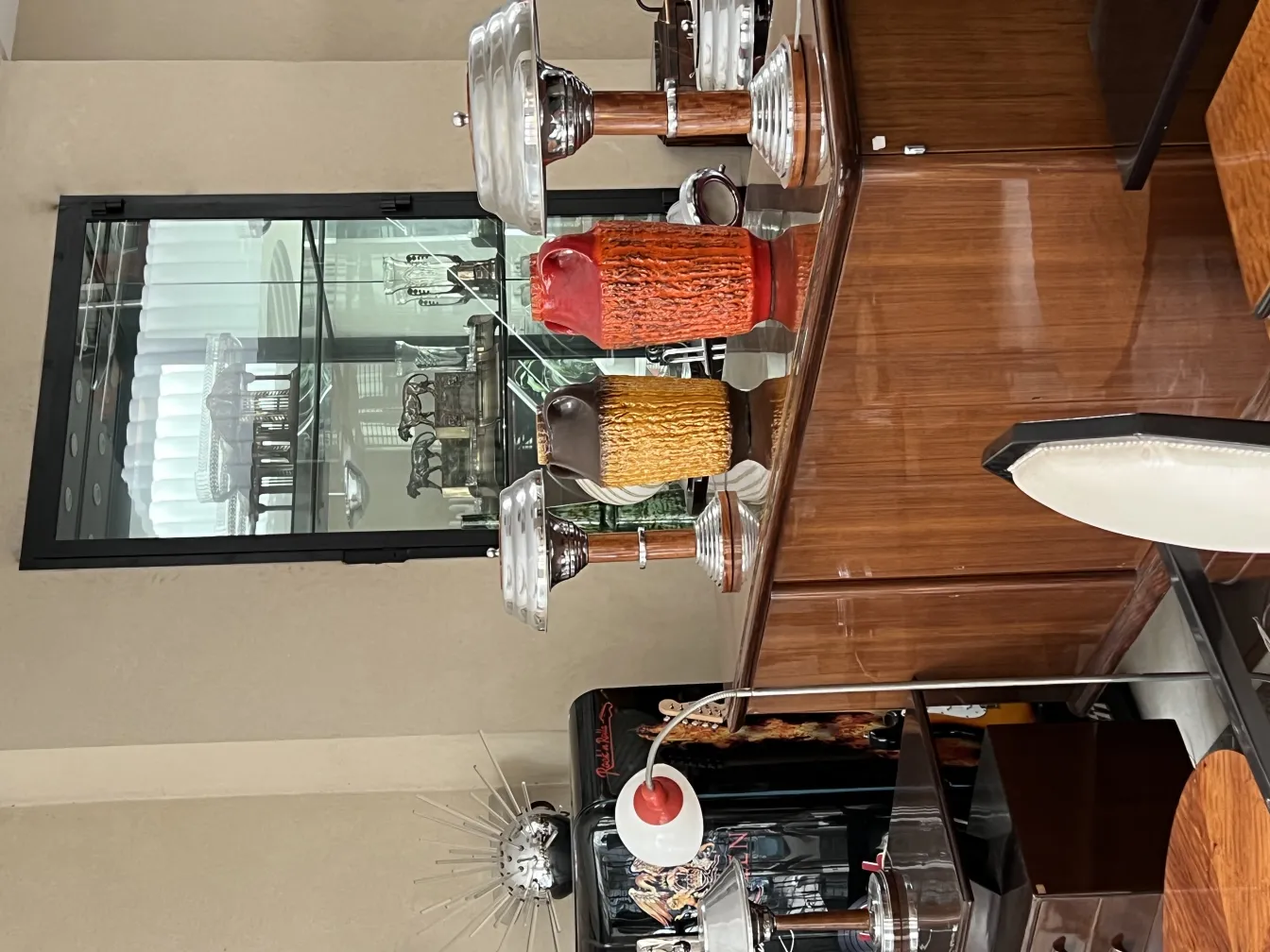 成对的彩色檯燈在舒適的環境中