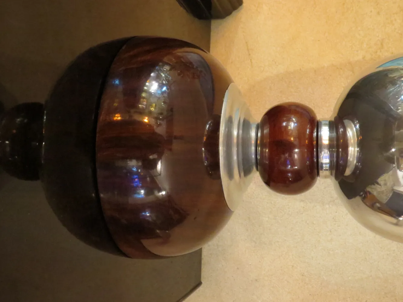 Detalles de dos antiguas lámparas de mesa decorativas con bases distintivas y luces.