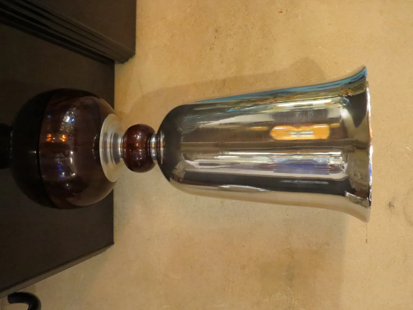 due lampade da tavolo antiche con basi e paralumi eleganti