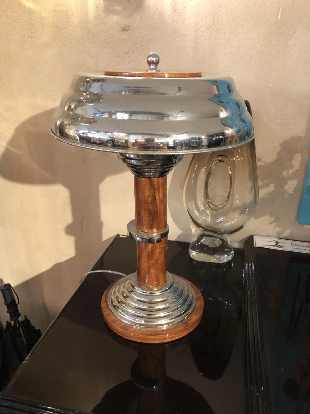 Lampe de table antique avec base brillante et détails métalliques sur l'abat-jour