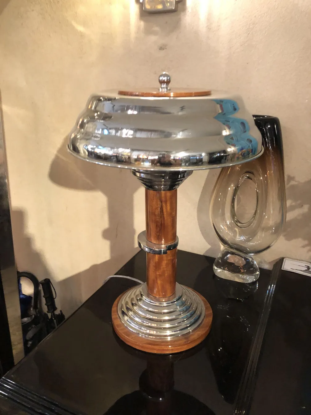 Due lampade da tavolo antiche con base e paralume lucido in un ambiente elegante.