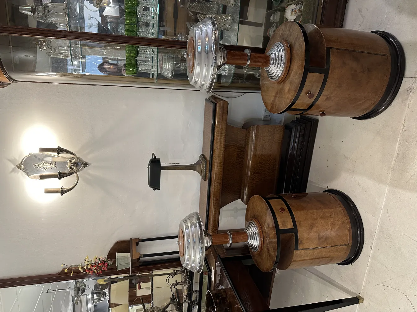 Due lampade da tavolo antiche con base elegante e dettagli in metallo.