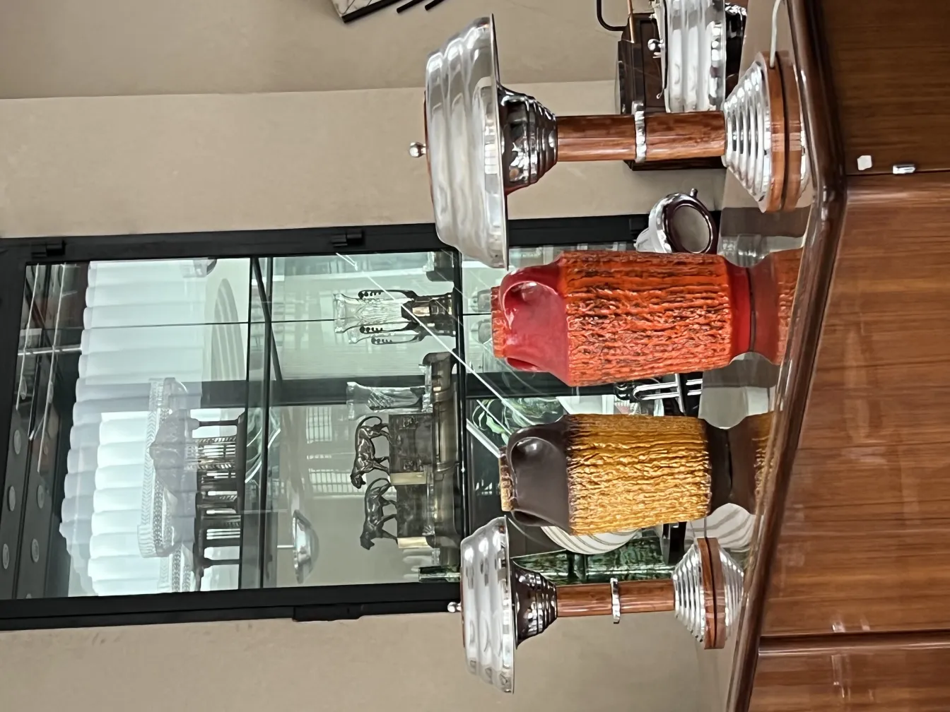 2 lâmpadas de mesa antigas, com cores vibrantes e detalhes decorativos, ambiente elegante.