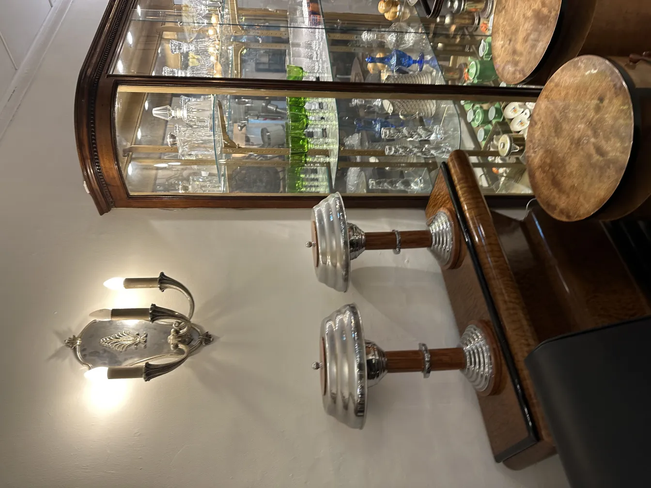 dos lámparas de mesa antiguas con diseño decorativo