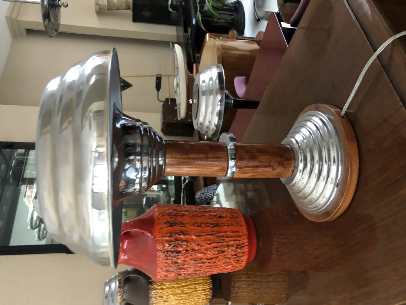 장식적인 받침대와 반짝이는 갓이 있는 2개의 고전 테이블 램프, 아늑한 분위기