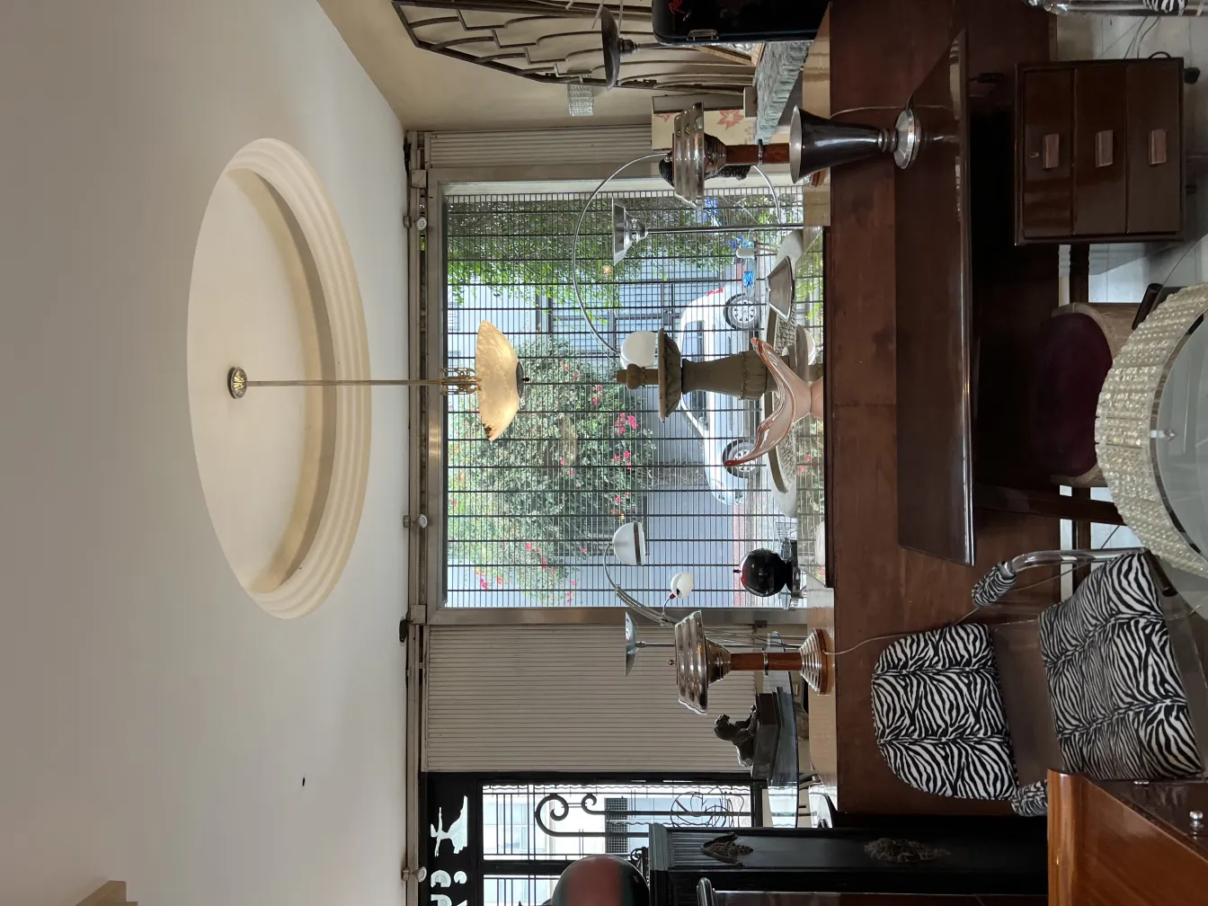 Deux lampes de table anciennes avec un design élégant dans un cadre