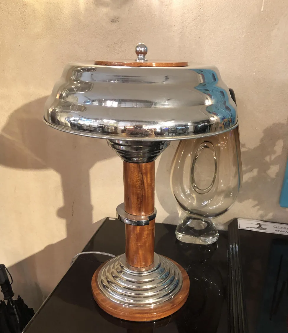 2 lámparas de mesa antiguas con base de madera y acabado brillante