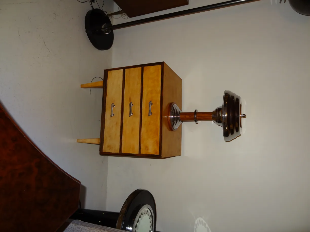 antiguas lámparas de mesa decorativas junto a un mueble