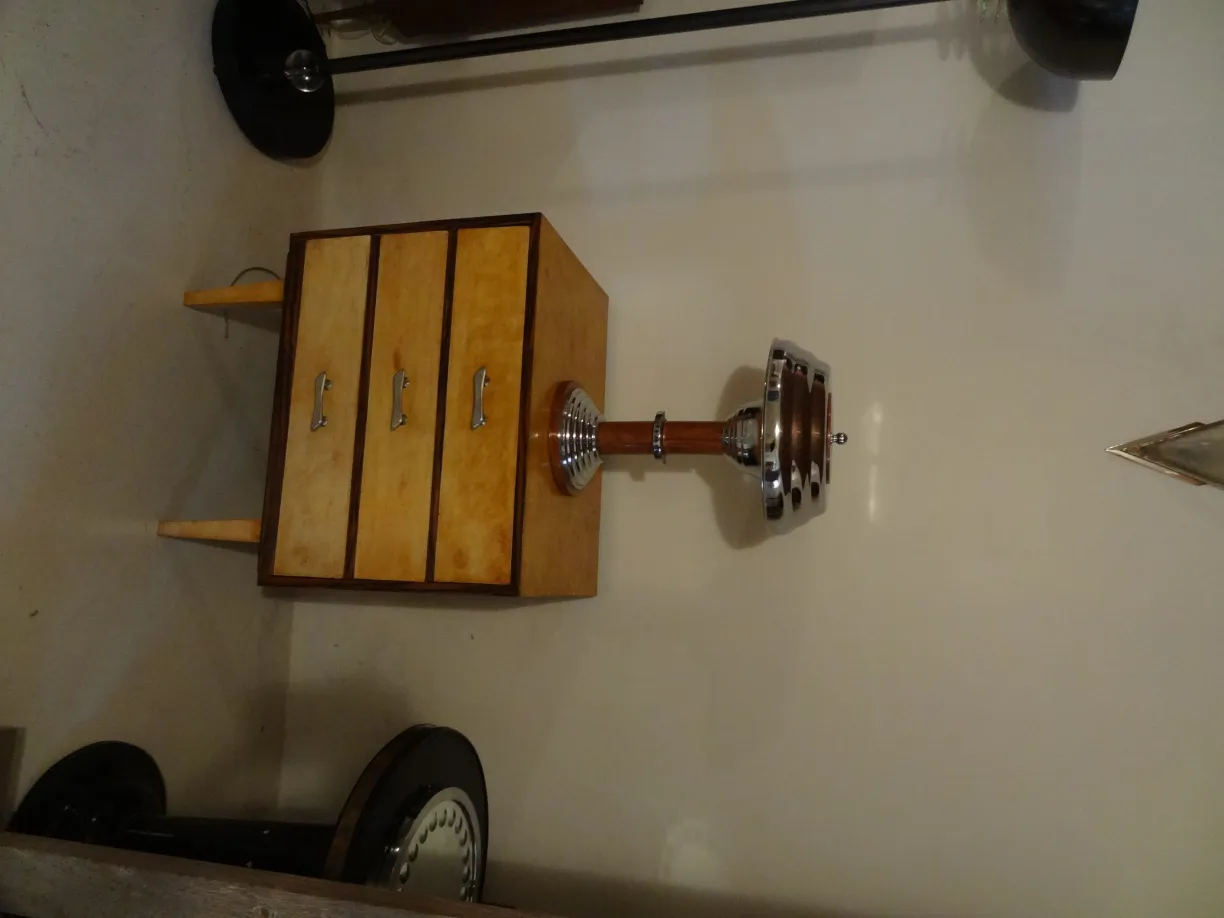 두 개의 앤티크 테이블 램프가 따뜻한 분위기를 만들어냅니다