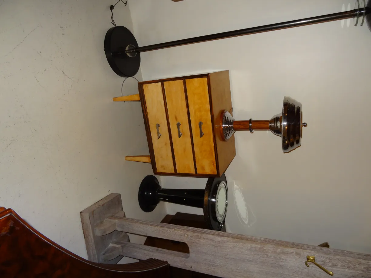 2 antike dekorative Tischleuchten in einem Innenraum