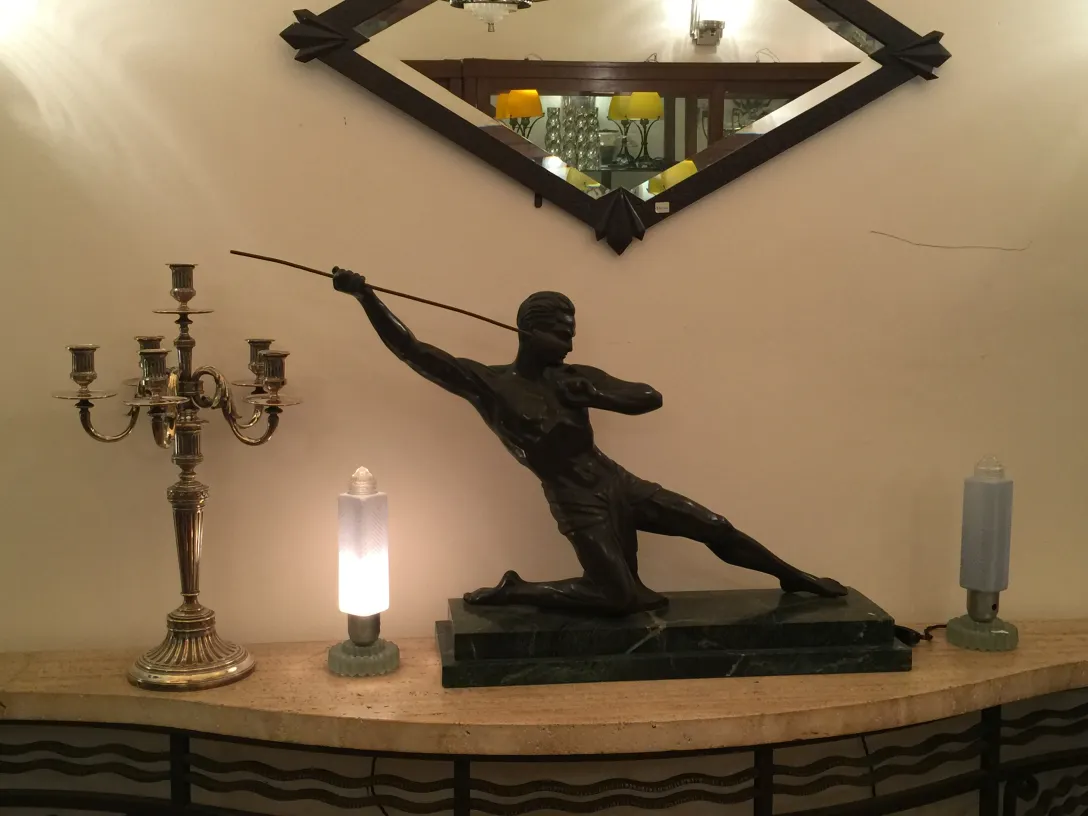 dos antiguas lámparas de mesa con luz cálida y diseño elegante