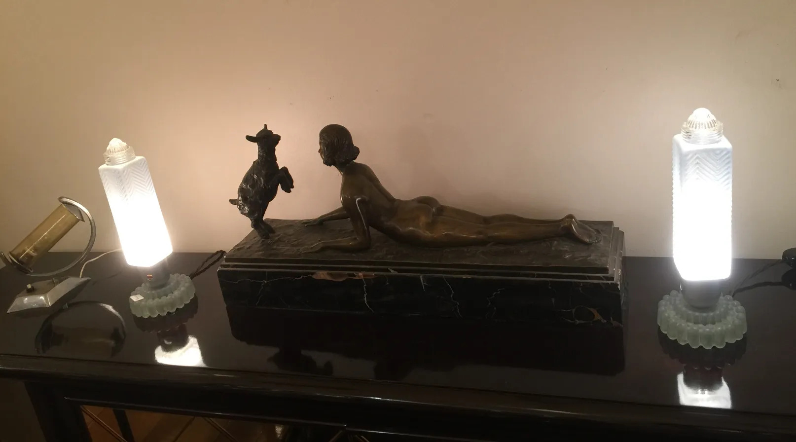 Image de deux lampes de table anciennes avec des lumières brillantes