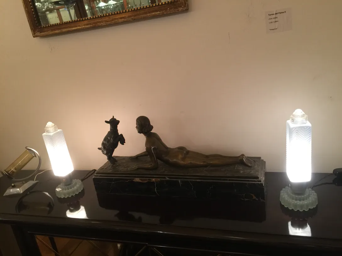 Set aus 2 antiken Tischlampen neben einer dekorativen Figur