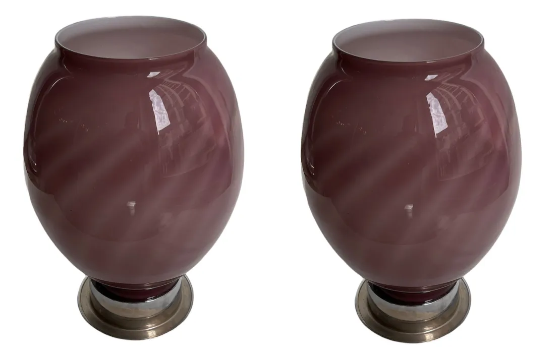 dos lámparas de mesa antiguas de color púrpura, con base metálica.