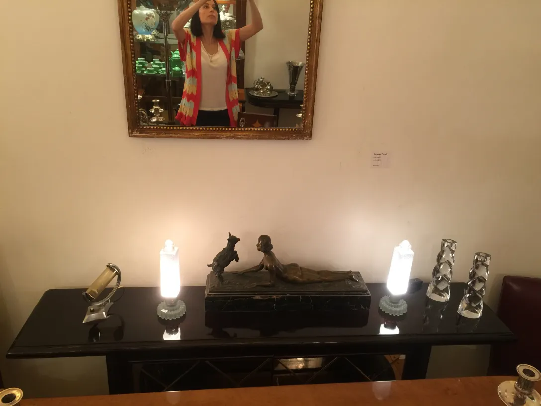 اثنتان من مصابيح الطاولة القديمة مع ضوء ناعم في بيئة أنيقة