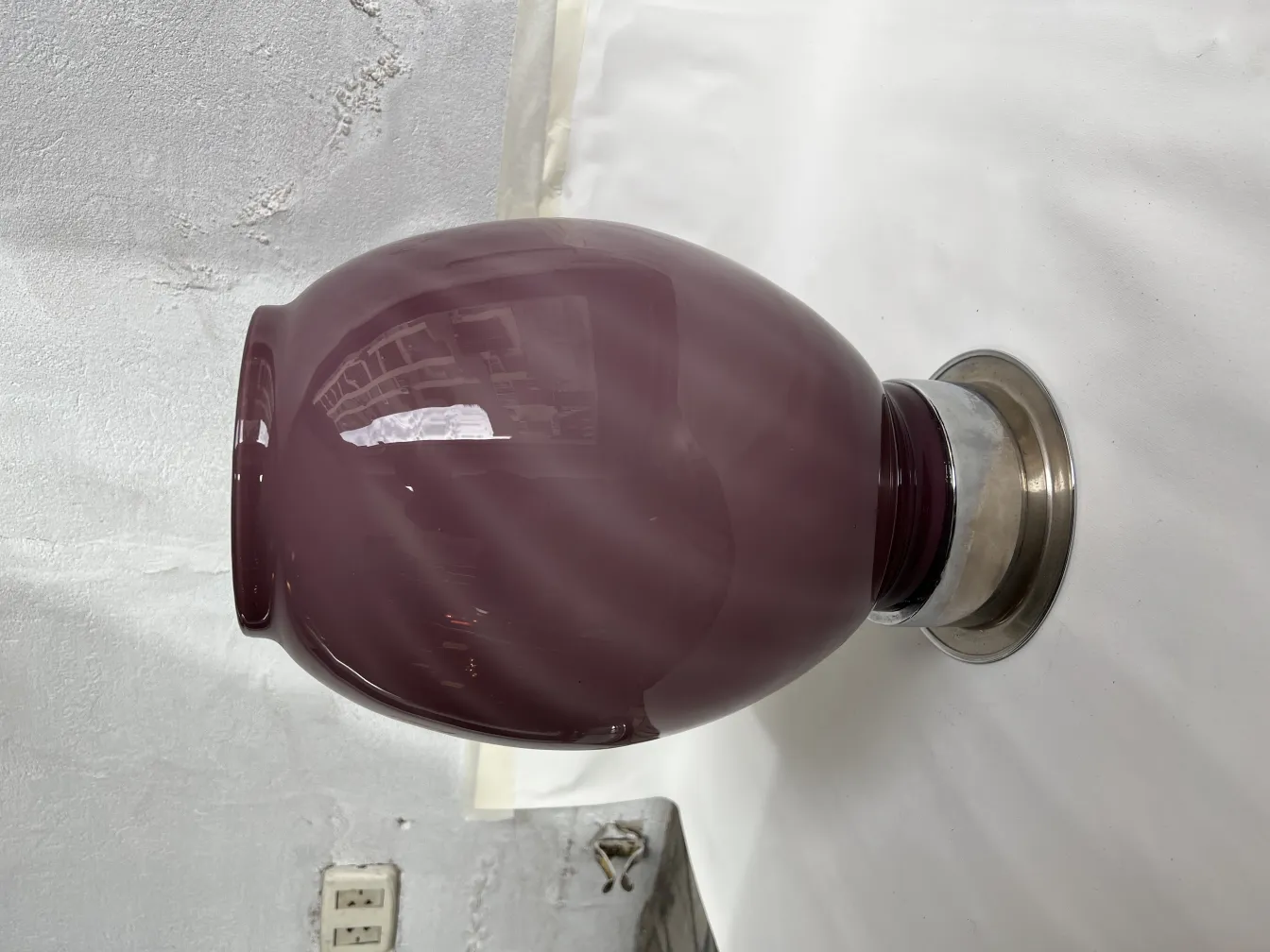 两个带金属底的古董台灯，设计圆润