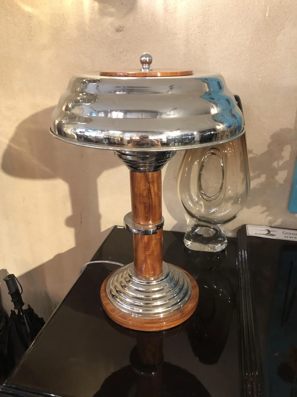 Vista de dos lámparas de mesa antiguas, con base elegante y detalles pulidos, en un entorno agradable.