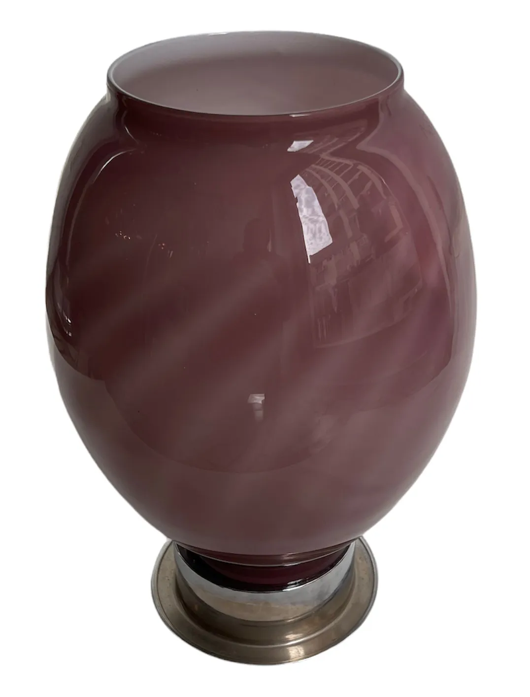 Una imagen de 2 lámparas de mesa antiguas en color morado, con base metálica visible.