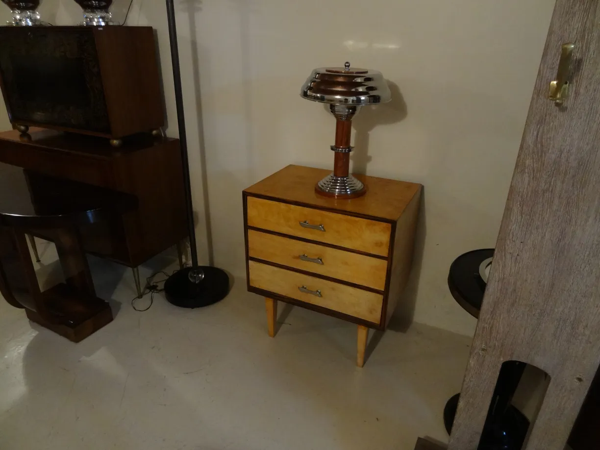 deux lampes de table anciennes élégantes dans un cadre accueillant