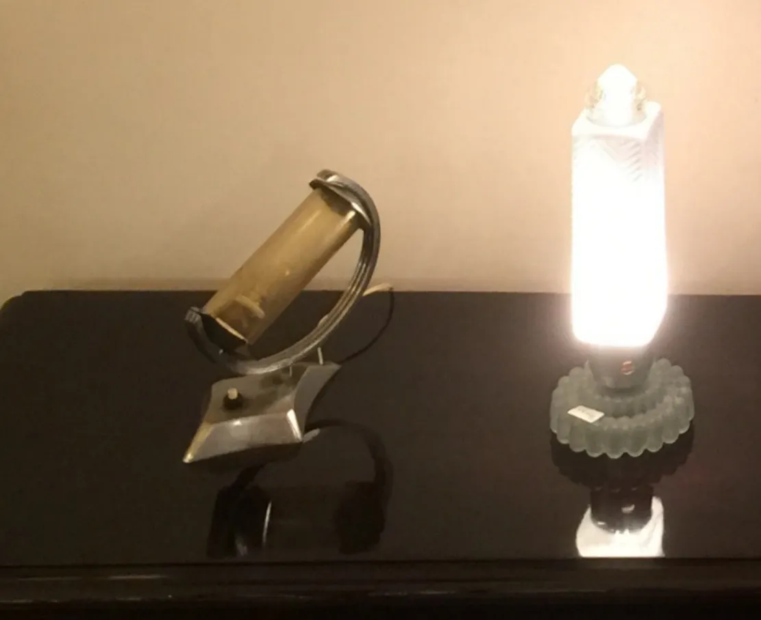 deux lampes de table anciennes, l'une avec cylindre, l'autre avec base décorative