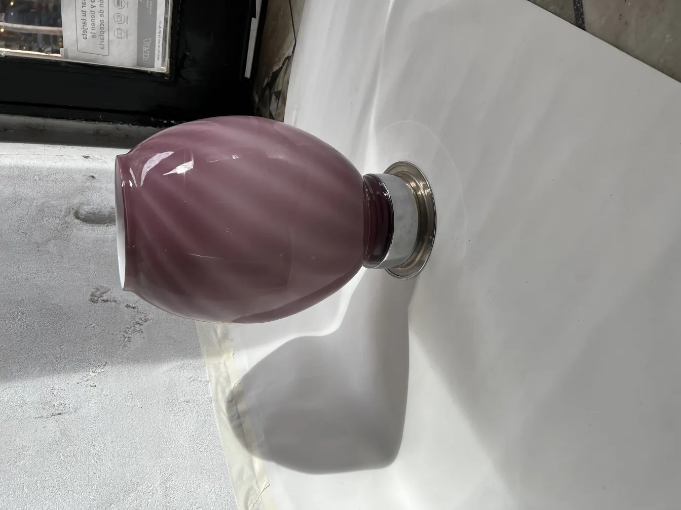 2 antike Tischleuchten mit metallischem Fuß und geschwungenem lila Design in einer neutralen Umgebung.