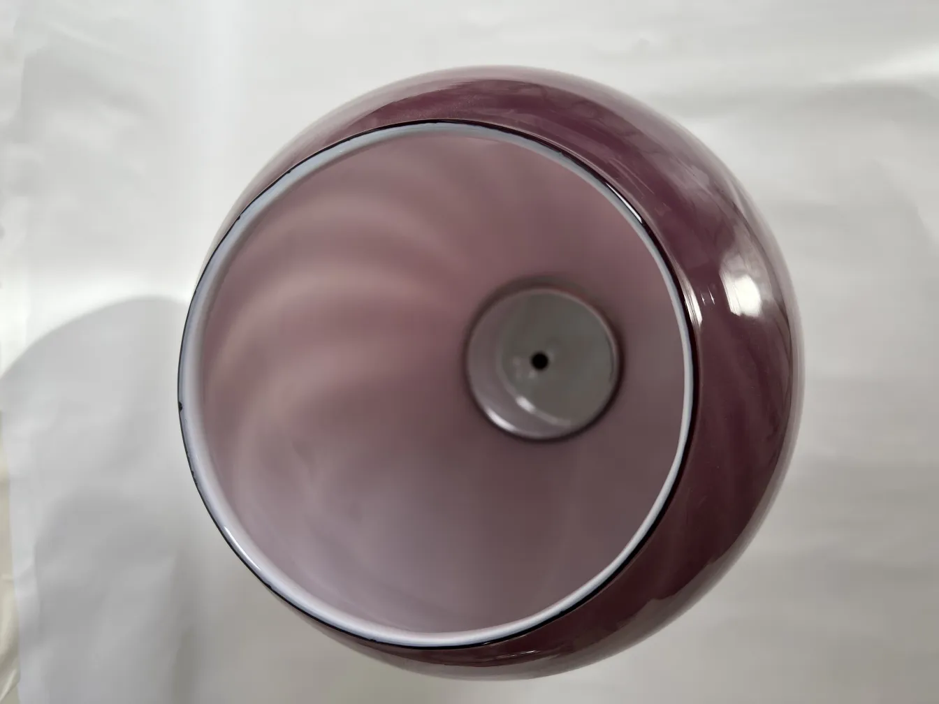 दो पुरानी बैगनी टेबल लैंप, ऊपर से देखे