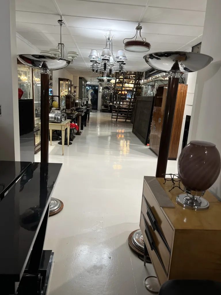 duas lampadas de mesa antigas em uma sala elegante