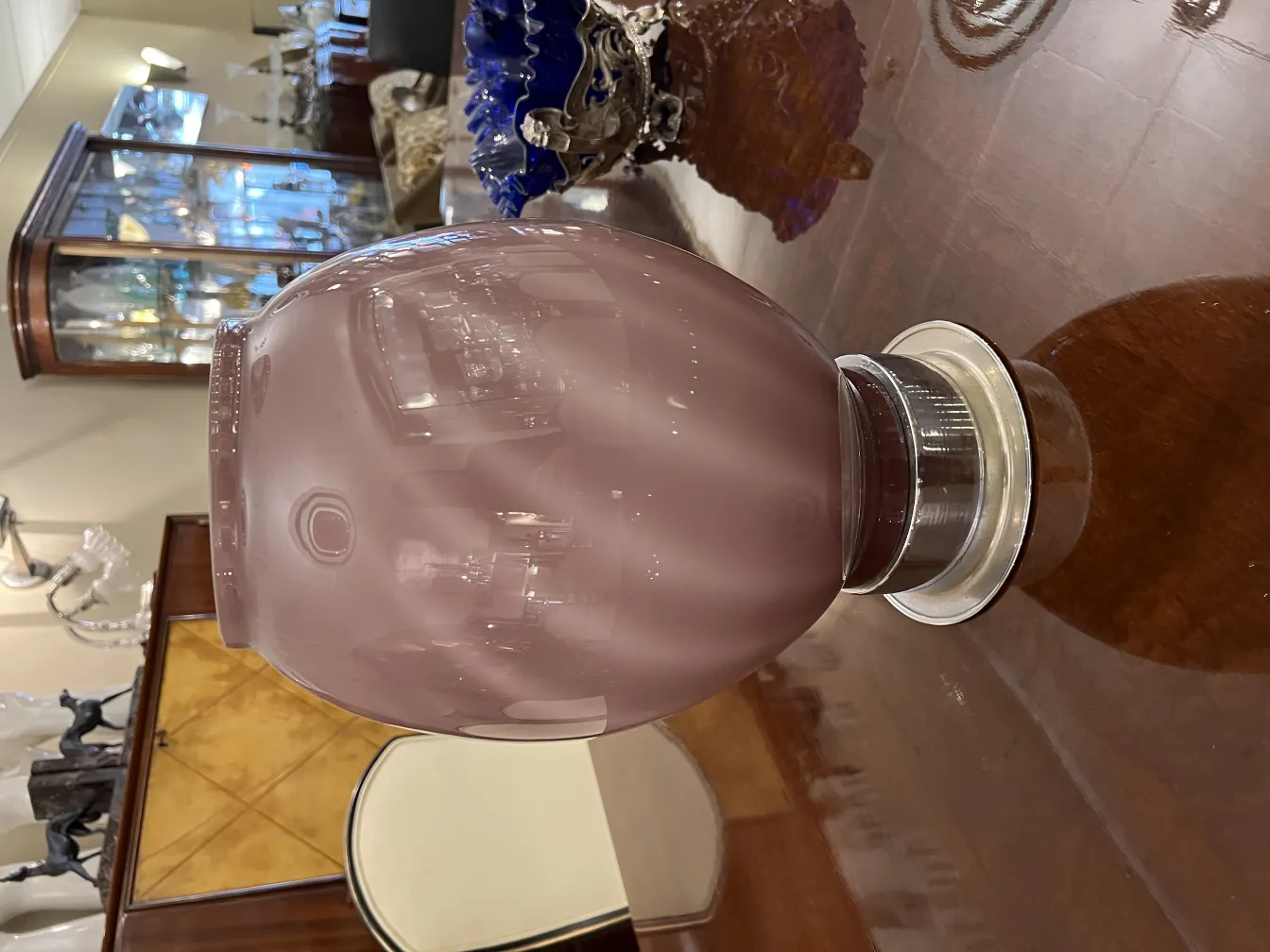 2款经典檯燈在光滑表面上的景观, 拥有温馨氛围和优雅的底座