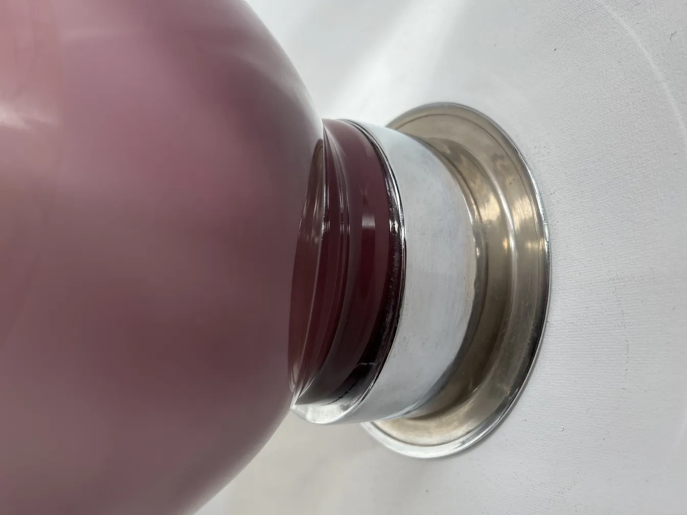 고대의 테이블 램프 2개, 투명 베이스와 매력적인 디자인