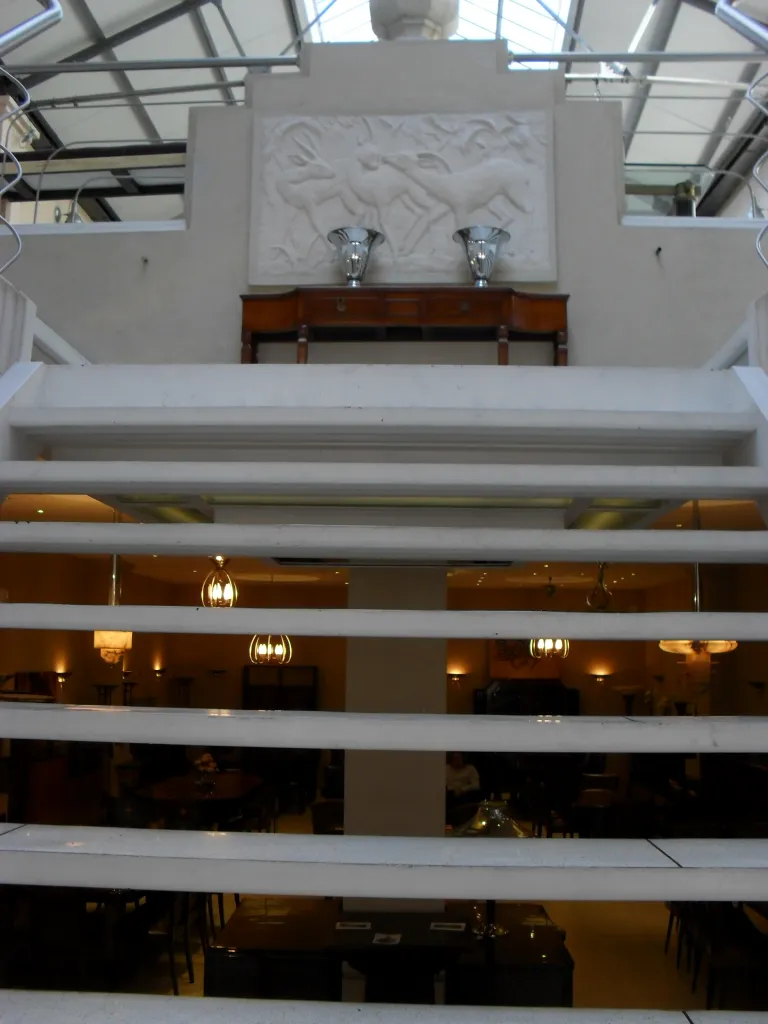 两盏古董桌灯在舒适的环境中照亮空间。