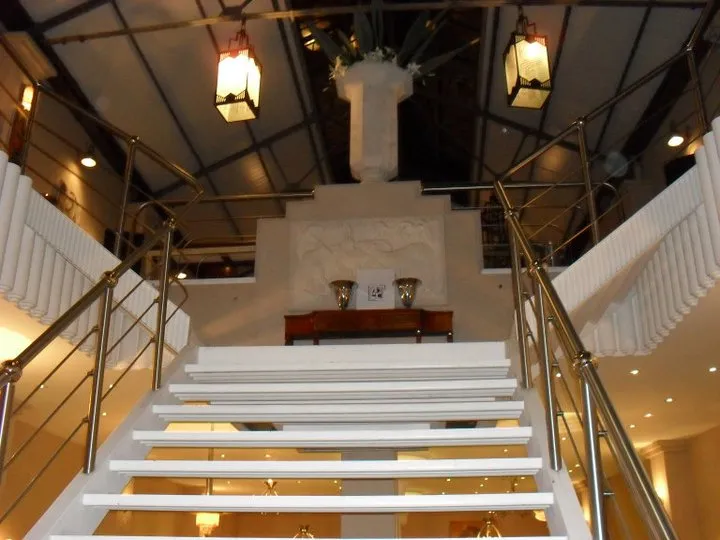 scène intérieure avec des antiquités et deux lampes de table