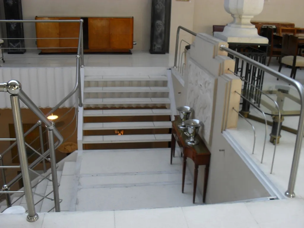 दो प्राचीन टेबल लैंप फर्नीचर पर एक परिवेश में