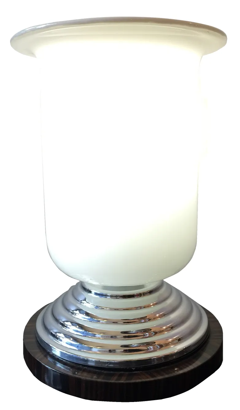 dos lámparas de mesa antiguas con base decorativa y luz suave