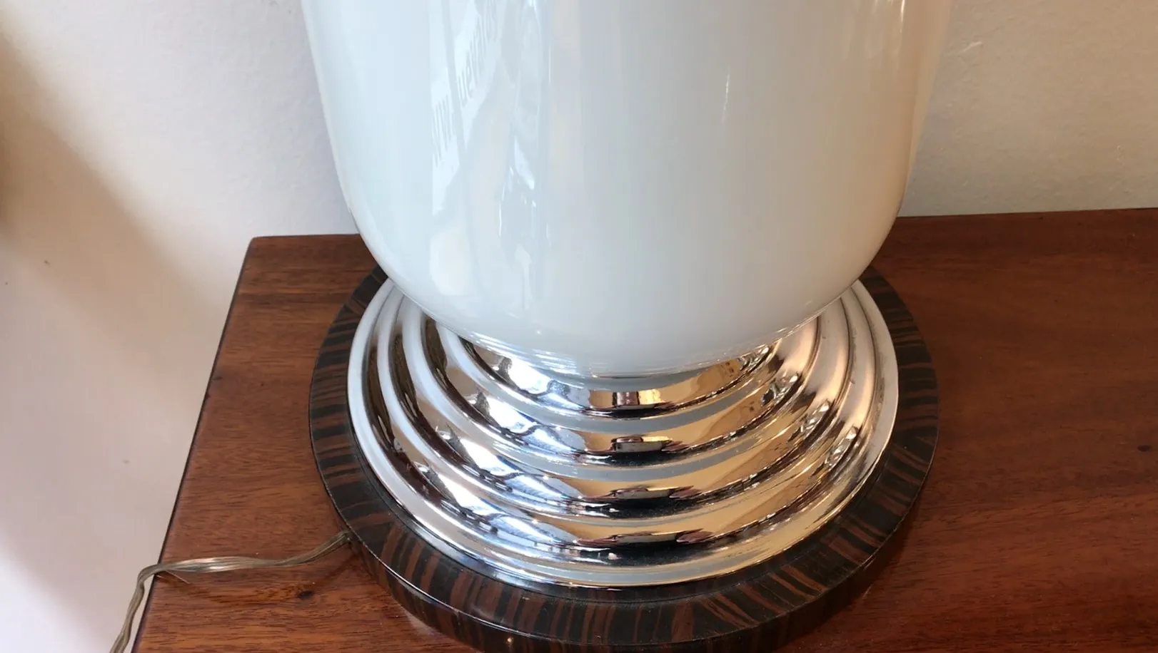 lampes de table anciennes avec base brillante et formes arrondies, ambiance chaleureuse