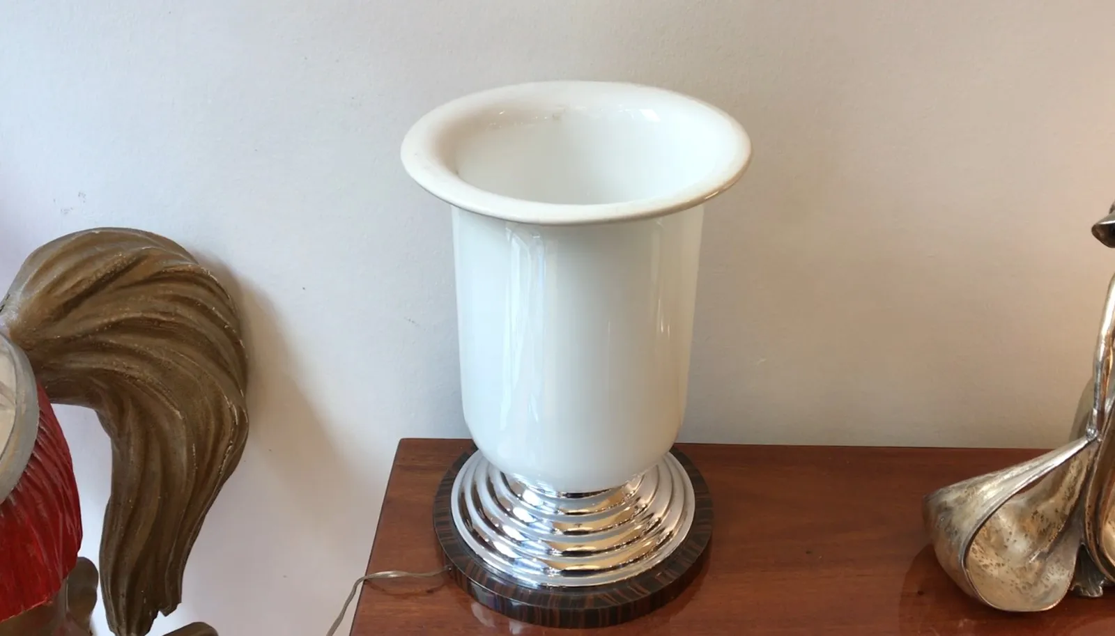 两盏古董台灯带光亮底座，装饰在温馨的环境中。