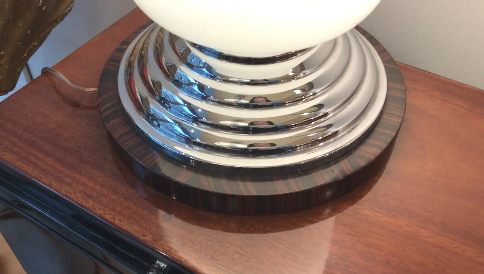 duas lamps de mesa antigas com base brilhante, ambiente aconchegante