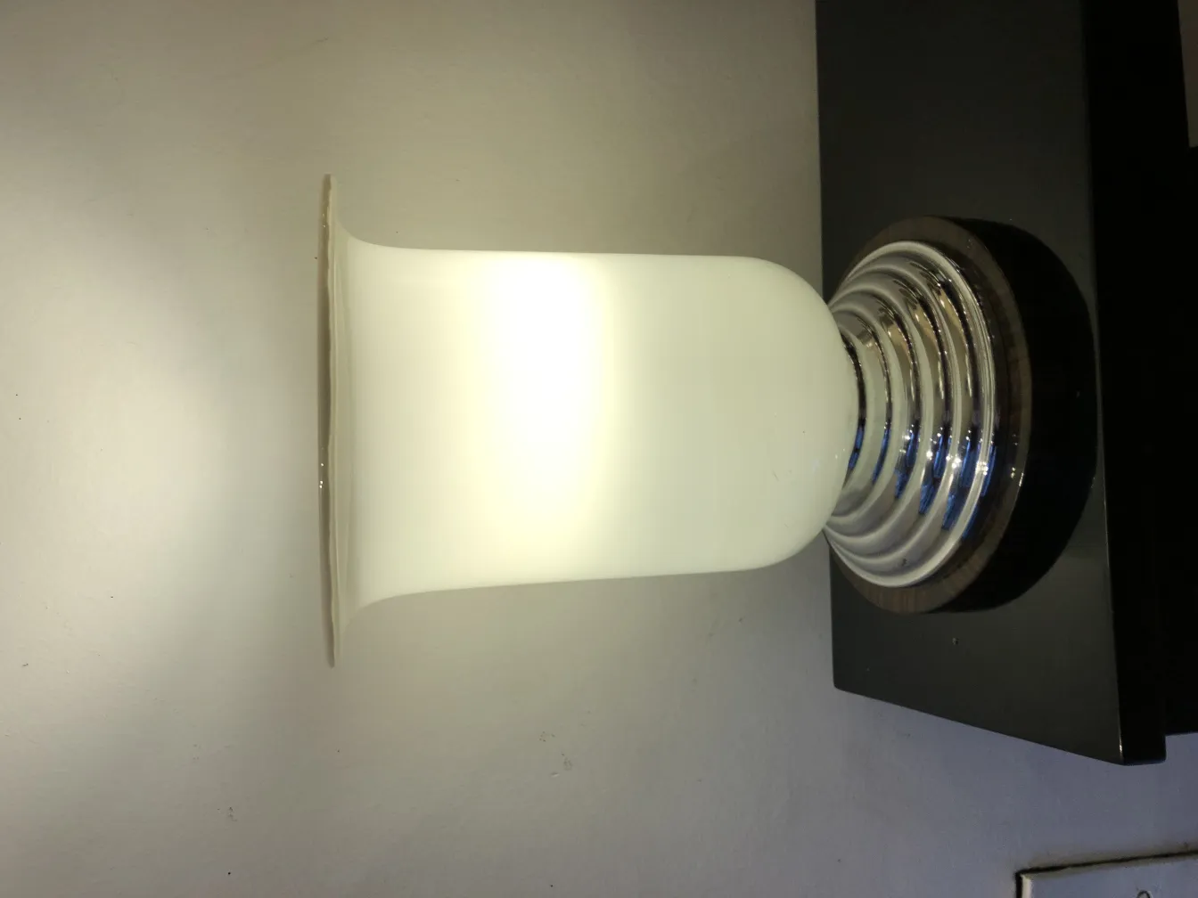 dos lámparas de mesa antiguas con forma elegante y luz suave